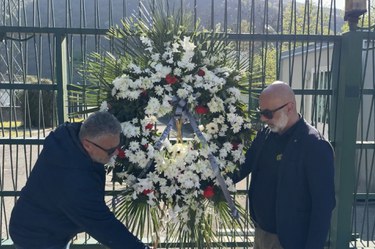 La deposizione della corona di fiori della Cgil alla centrale Enel di Bargi