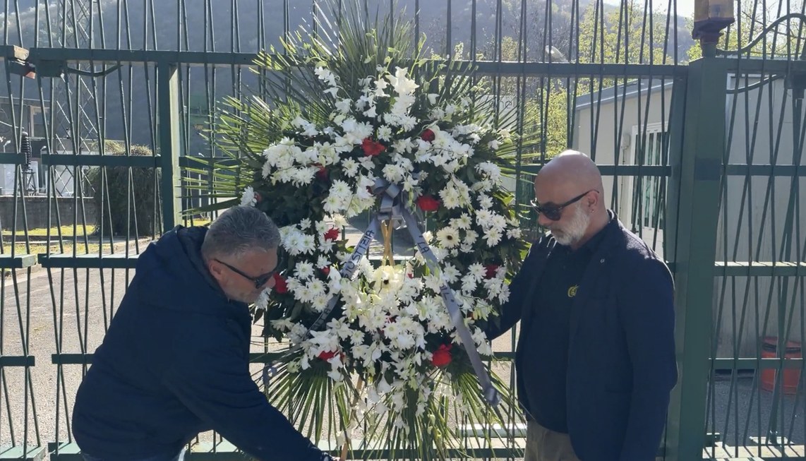 La deposizione della corona di fiori della Cgil alla centrale Enel di Bargi