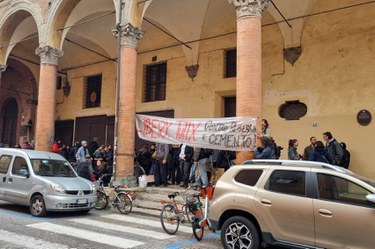 attivisti davanti al Tribunale