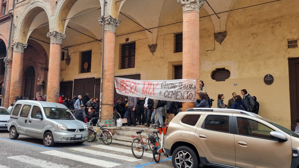 attivisti davanti al Tribunale