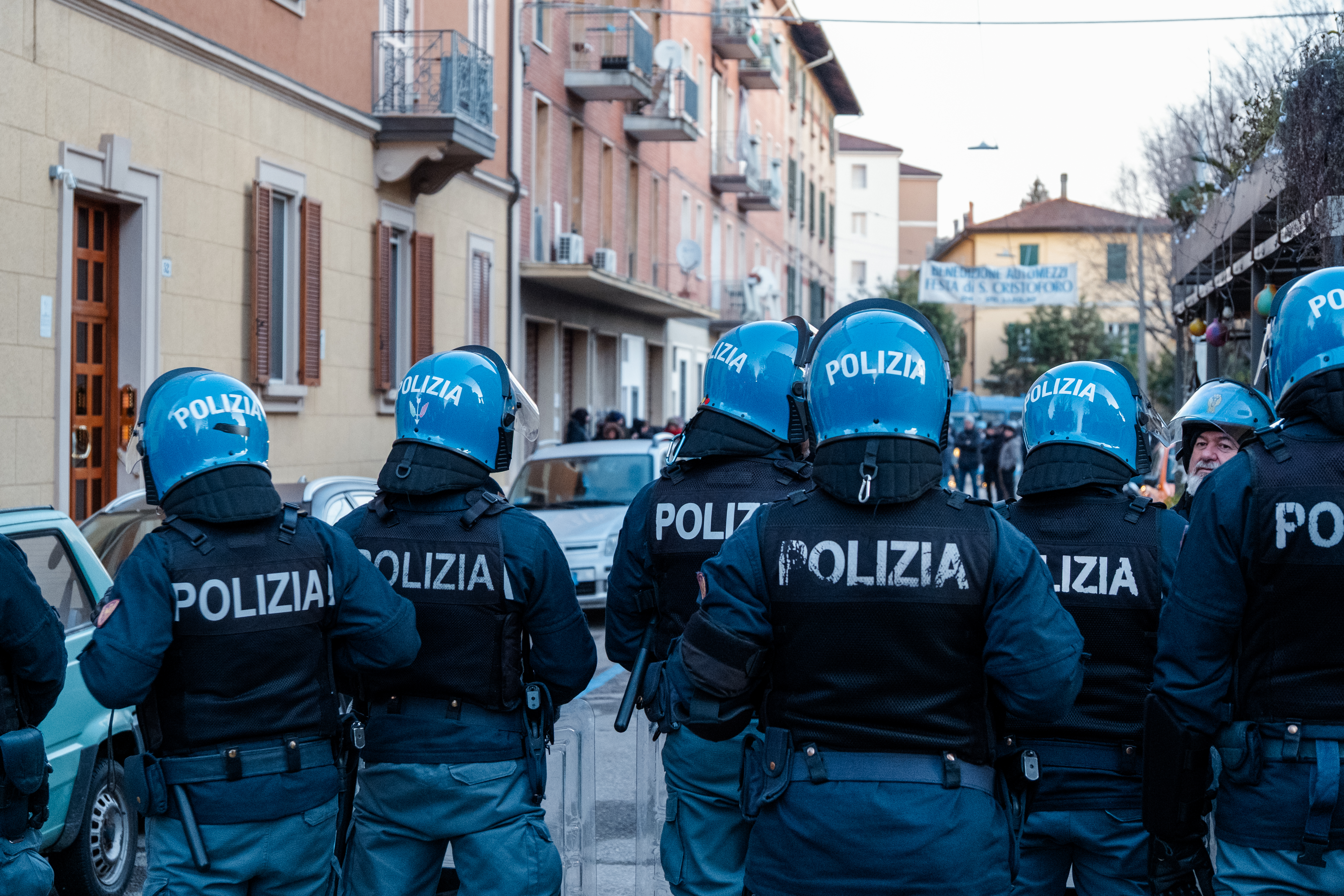 Una parte del cordone di polizia schierato