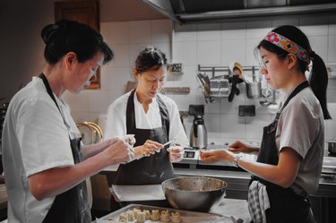 Preparazione di ravioli da Ling’s